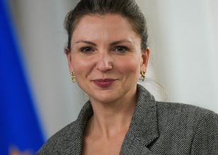 Posłanka KO w odważnej stylizacji. Prześwitująca bluzka była