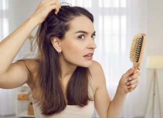 Niedrogi szampon z drogerii zapobiega wypadaniu włosów. Efekt widać już po kilku użyciach