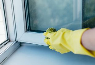 Weź z kuchennej szafki i przetrzyj szybę. Okna będą lśnić jak nigdy