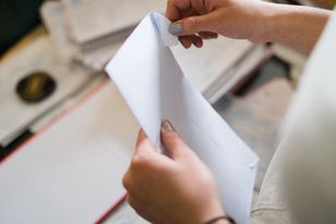 Pracownica dostała list od klientki.