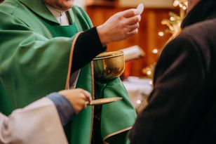 Komunia bez spowiedzi? Arcybiskup mówi, czy to grzech