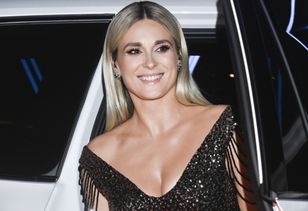 Stanęła na scenie w powalającej kreacji. Nagle odwróciła się do kamery plecami