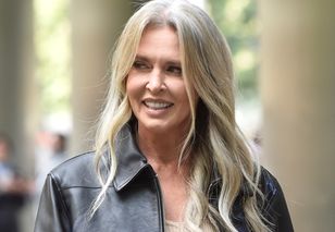 Trafiła na okładkę. Bogna Sworowska pozuje w sukience z wycięciami