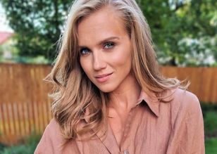 Leżała nad hotelowym basenem. Jej bikini to majstersztyk