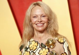 Pamela Anderson znów bez makijażu. Na imprezę „Vanity Fair” zabrała syna