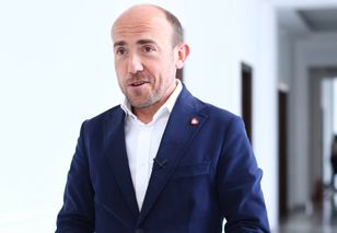 Ma starszą żonę. Pomaga jej w politycznej karierze