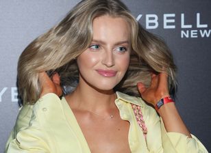 Nagrali ją na ulicy. W plisowanej mini wyglądała obłędnie