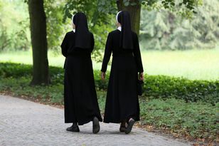 Uciekła z zakonu po 12 latach. Mówi, jak „łamano” młode siostry
