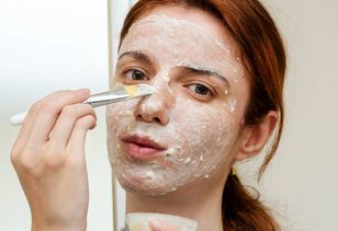 Działa jak „pochłaniacz” na zmarszczki. Można kupić w każdym sklepie za kilka złotych