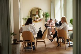 Tłumy kobiet z całej Polski przyjechały do Arche Dworu Uphagena w Gdańsku, aby wziąć udział w pierwszym castingu do drugiej edycji projektu „Kwiat Dojrzałości 2024”