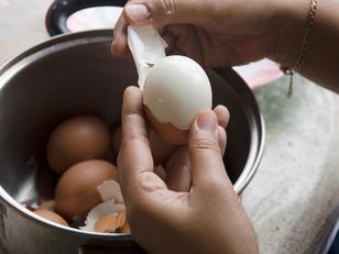 Genialny trik na obranie jajek. Wystarczy kilka sekund