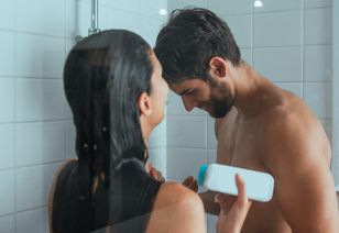 Mówią o wspólnym śpiewaniu pod prysznicem. „Może zmniejszyć ryzyko rozwodu”