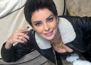 Wkroczyła na scenę w mini. Sukienka „oszukiwała” wzrok