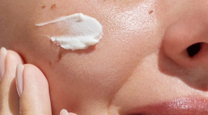 Ta domowa maska to pogromca zmarszczek. Kobiety oszalały na jej punkcie