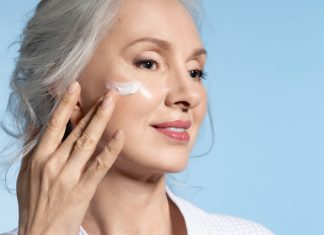 Ten mocny krem 50-latki wykupują na zapas. Działa na skórę jak modelujący laser