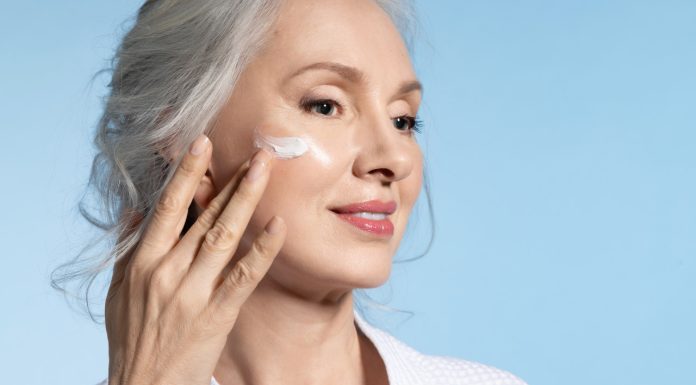 Ten mocny krem 50-latki wykupują na zapas. Działa na skórę jak modelujący laser