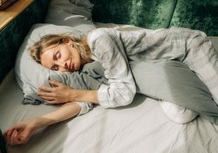 Wkładasz kołdrę między nogi przed snem? To dobry sygnał