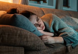 Polacy nagminnie piją przed snem. W nocy bardzo żałują