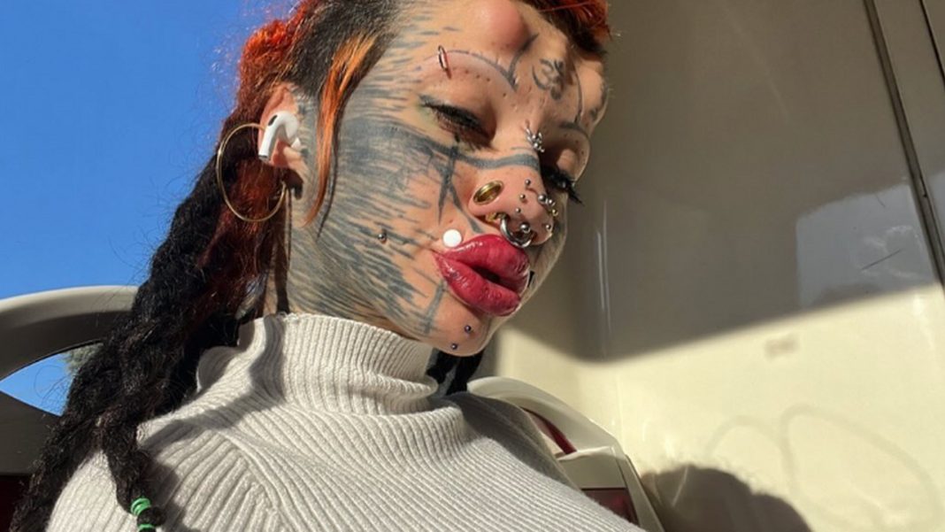 23-latka wydała mnóstwo pieniędzy, by upodobnić się do kota.