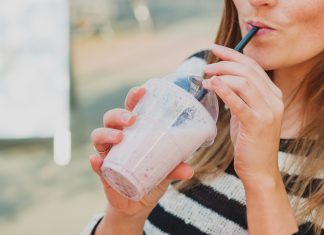 Często pijesz przez słomkę? Licz się z problemem ze skórą, który dotyczy też palaczy