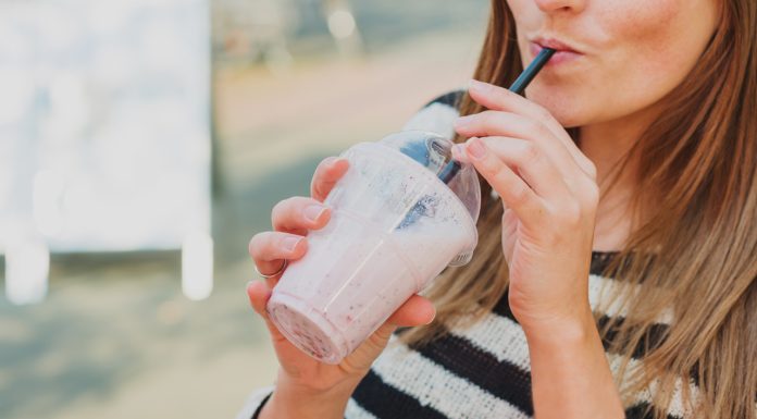 Często pijesz przez słomkę? Licz się z problemem ze skórą, który dotyczy też palaczy