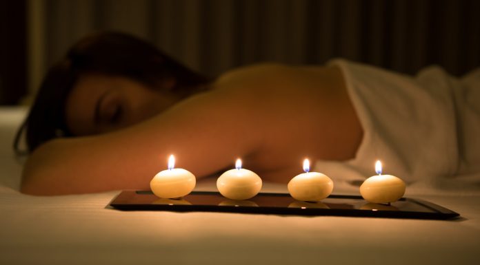 Olejki do masażu nie tylko odżywią skórę, lecz także… podgrzeją atmosferę w sypialni