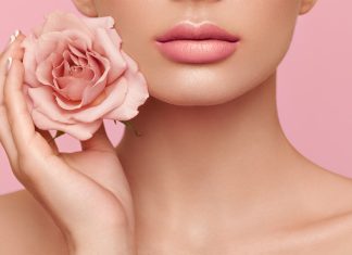 Ten różano-waniliowy balsam do ust to hit! Odbudowuje i upiększa wargi przez noc