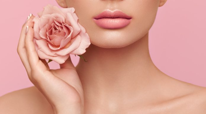 Ten różano-waniliowy balsam do ust to hit! Odbudowuje i upiększa wargi przez noc