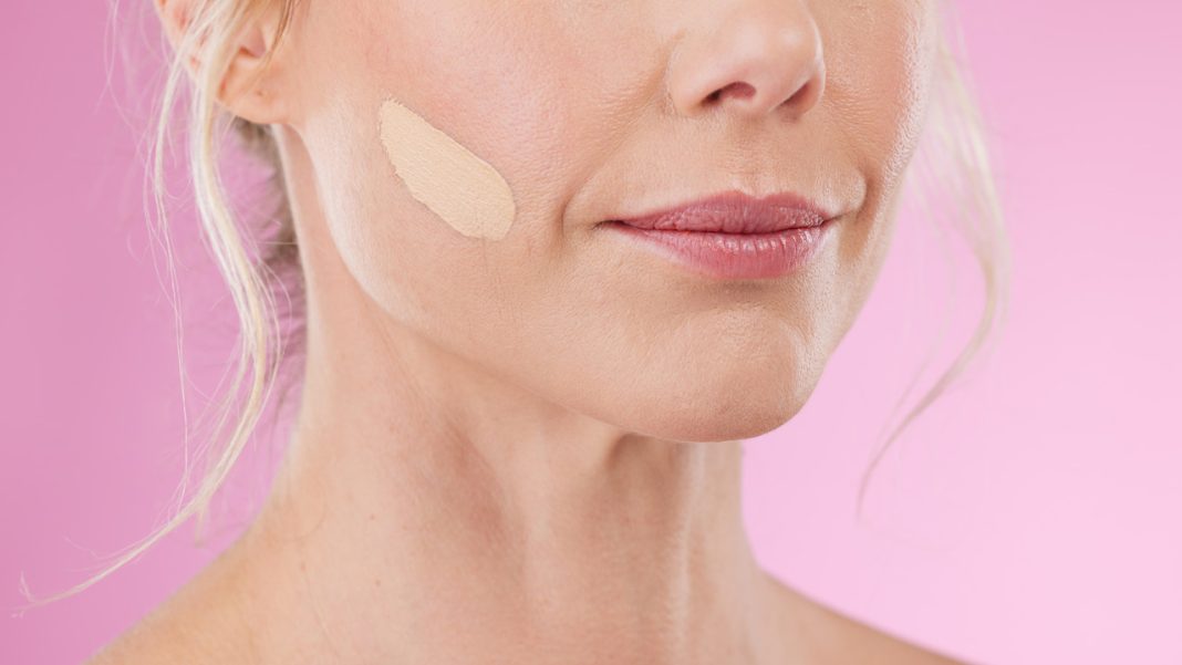 Podkład z jadem węża hamuje skurcze mięśni jak botoks. Świetnie kryje, a jednocześnie odmładza