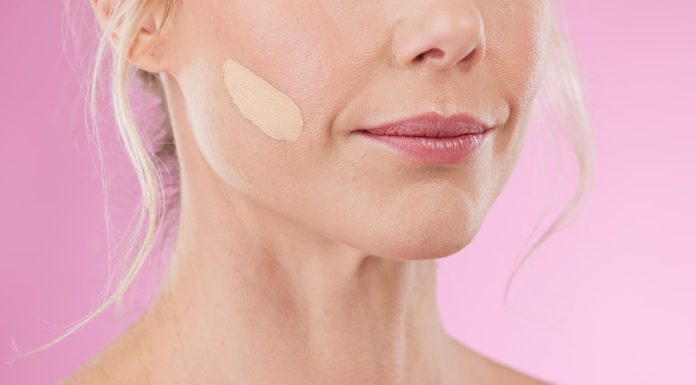 Podkład z jadem węża hamuje skurcze mięśni jak botoks. Świetnie kryje, a jednocześnie odmładza