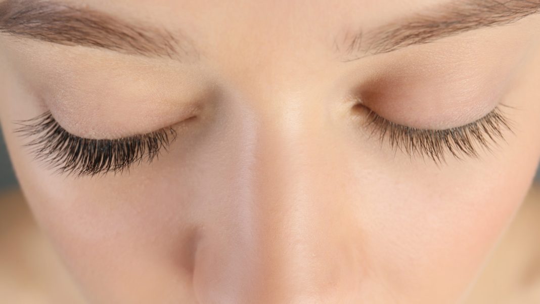 Serum z olejkiem arganowym pogrubi i wydłuży rzęsy jak najlepszy tusz. Zapomnisz o maskarze