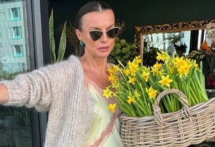 W takim stroju poszła po kwiaty. Jakby wyszła prosto z łóżka