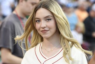 Wschodząca gwiazda kina w czarnej mini. Takiej sukienki jeszcze nie widzieliśmy