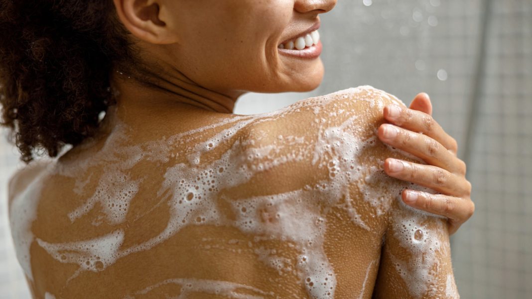Szybki prysznic czy długa kąpiel w wannie? Poznaj wady i zalety obu rozwiązań i sprawdź, które jest lepsze dla twojej skóry