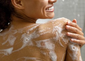 Szybki prysznic czy długa kąpiel w wannie? Poznaj wady i zalety obu rozwiązań i sprawdź, które jest lepsze dla twojej skóry
