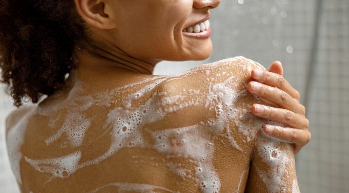 Szybki prysznic czy długa kąpiel w wannie? Poznaj wady i zalety obu rozwiązań i sprawdź, które jest lepsze dla twojej skóry