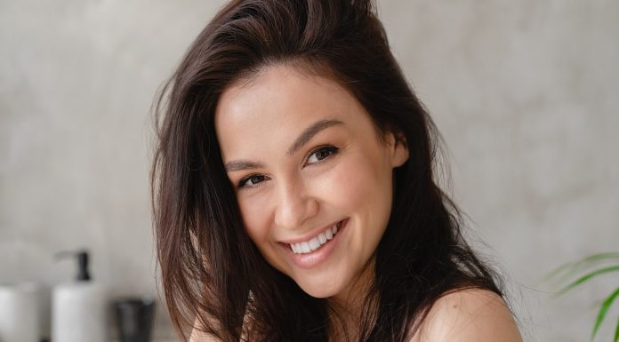 Zapomnisz o elektryzowaniu włosów. Te szampony je wygładzą i nawilżą. Nie użyjesz już żadnych innych