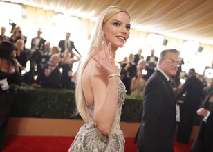 Oscary 2024. Anya Taylor-Joy zadała szyku w srebrnej sukni. Co za styl