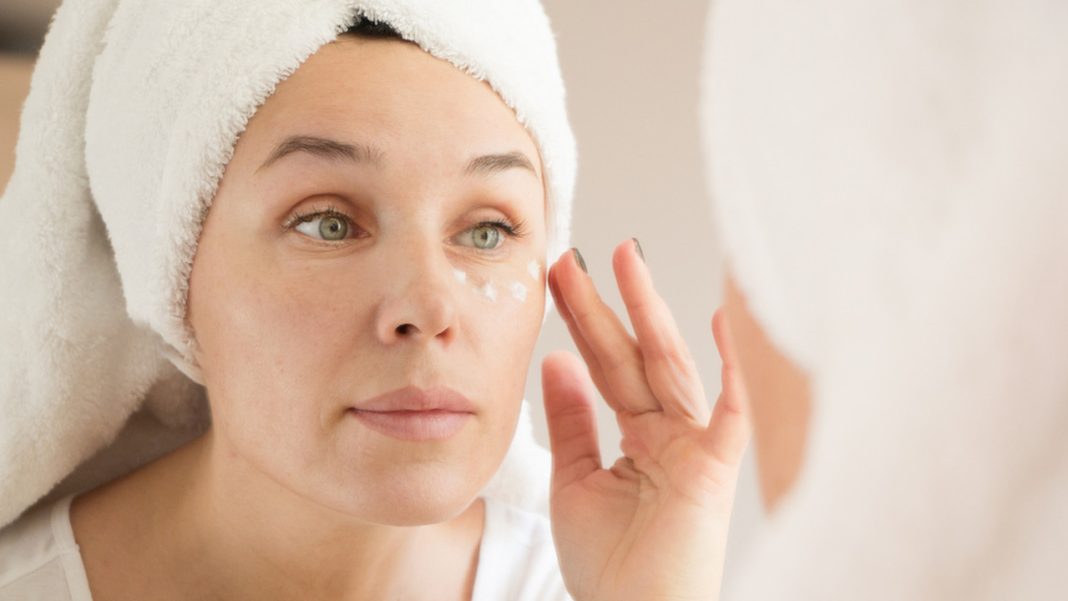 Pięć kremów pod oczy dających efekt liftingu powiek