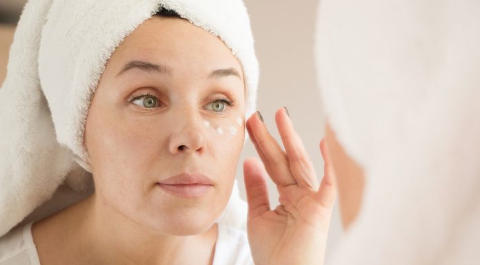 Pięć kremów pod oczy dających efekt liftingu powiek