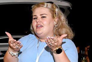 Kinga Zawodnik zagra w serialu. Na plan przyszła w skórzanych spodenkach i szalonych rajstopach