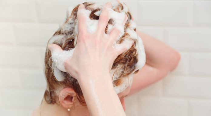 Co się dzieje, kiedy zbyt rzadko myjesz włosy? Trycholożka wyjaśnia