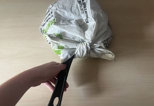 Wymieszaj, spryskaj patelnię i włóż ją do reklamówki. Po brudzie nie będzie śladu