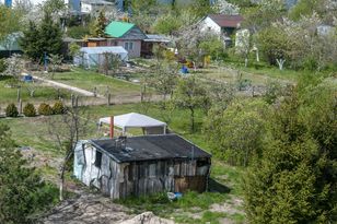 Czy można spać na działce? Przepisy są jednoznaczne
