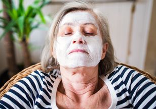 Wymieszaj dwa składniki z kuchni i nałóż na twarz. Młodszy wygląd gwarantowany