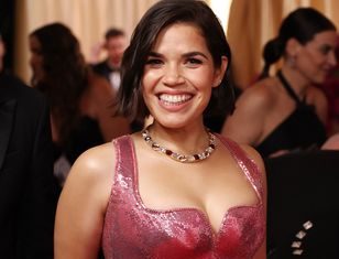 Oscary 2024. America Ferrera przyszła w sukni z połyskiem. Flesz zrobił swoje