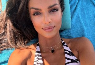 Włożyła „mokrą” sukienkę. Jakby kleiła się do ciała