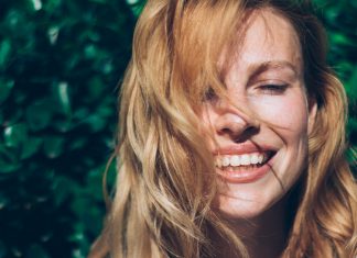 To rozświetlające serum zapewnia piękną cerę bez makijażu. Wydobywa naturalny blask