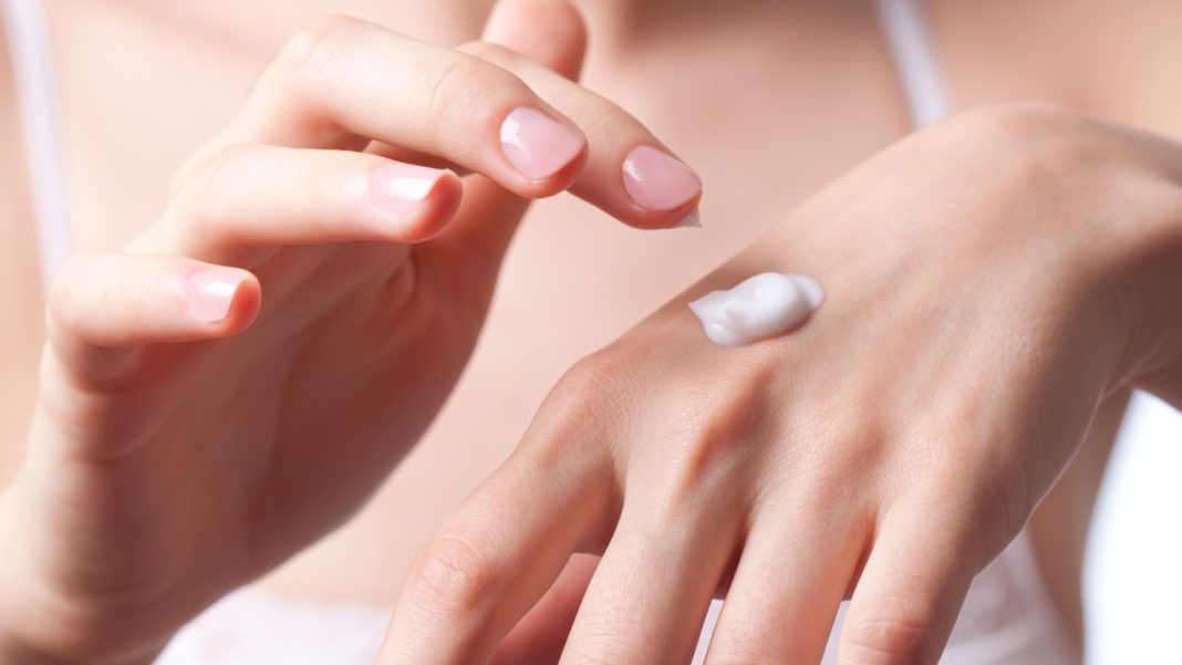 Sucha i pękająca skóra na dłoniach? Czas o nią zadbać. Wystarczy maść z apteki za grosze