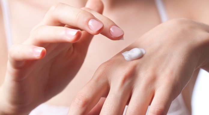 Sucha i pękająca skóra na dłoniach? Czas o nią zadbać. Wystarczy maść z apteki za grosze